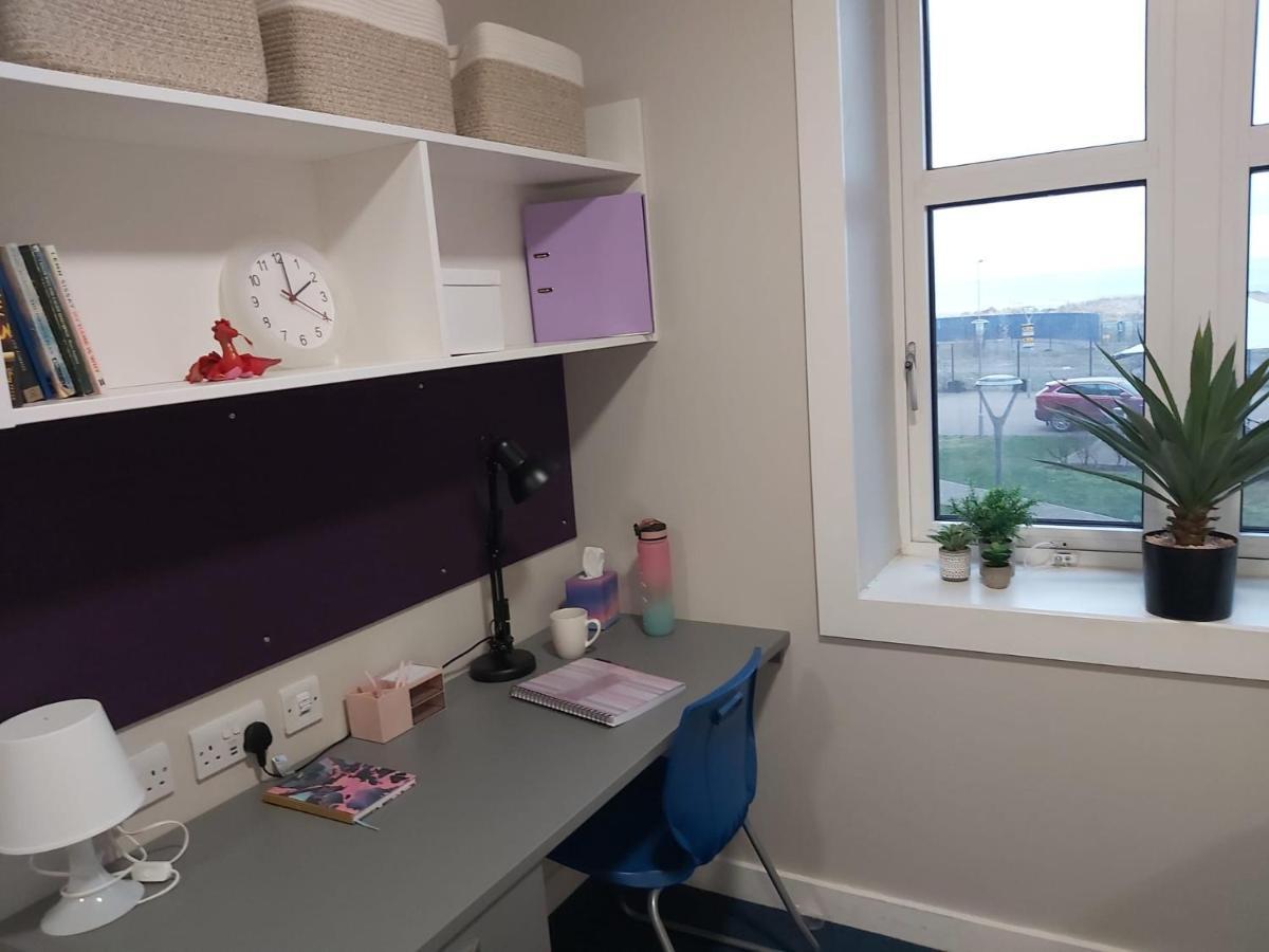 Cosy Ensuite Bedrooms With Private Bathroom At Bay Campus Located In Apartment
